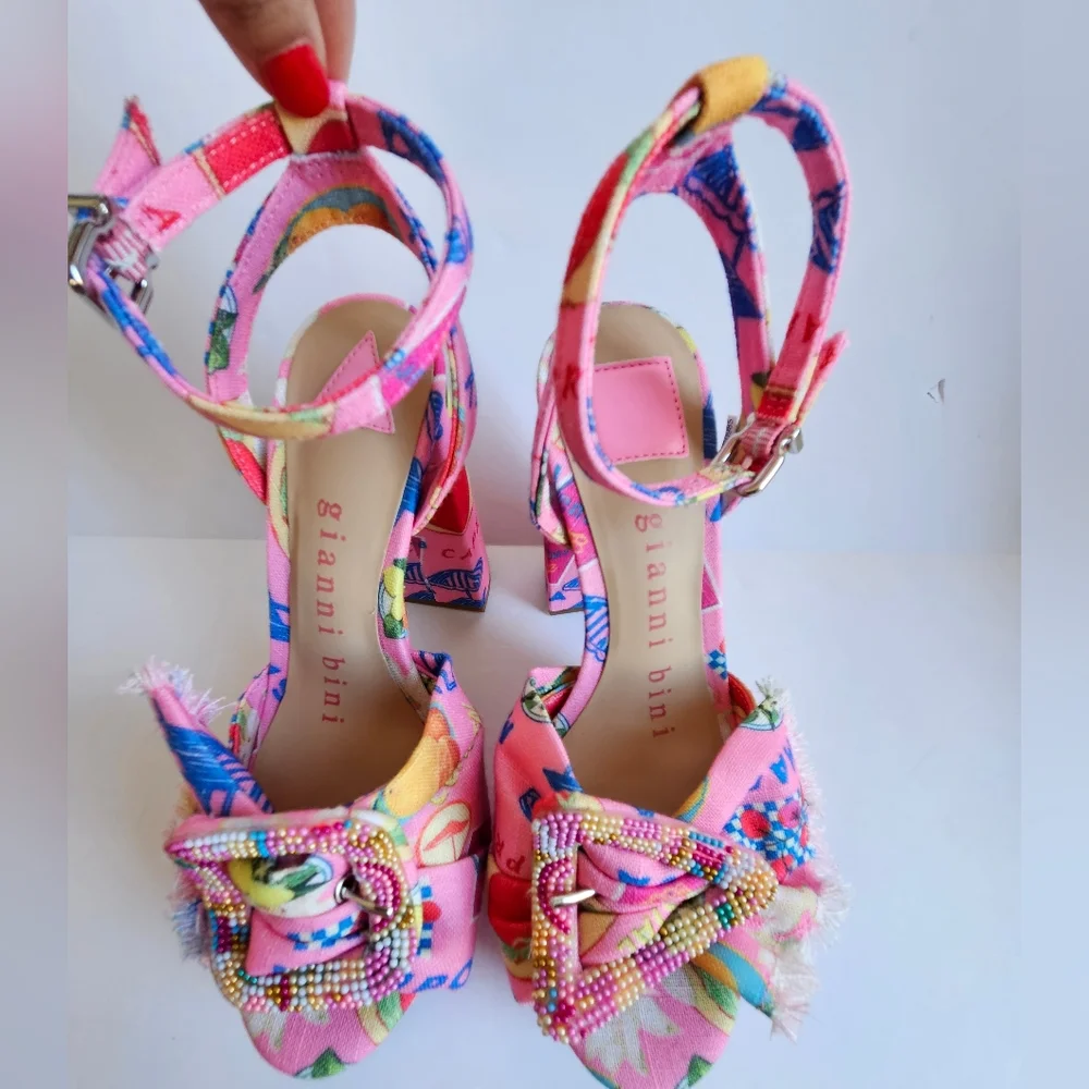 NEW Gianni Bini Printed Linen Mismatched Buckle Platform Dress Sandals Size 5.5